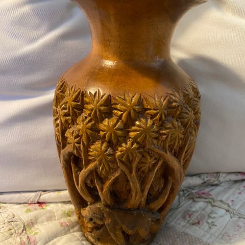 Håndskåret afrikansk vase i tre, ca 29 cm høy. Elefanter.