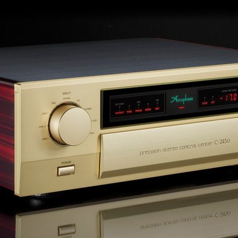 Accuphase C-2450 Forforsterker.