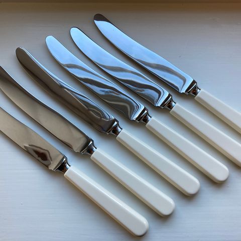 Seks vintage hvite kniver - veldig pene :)