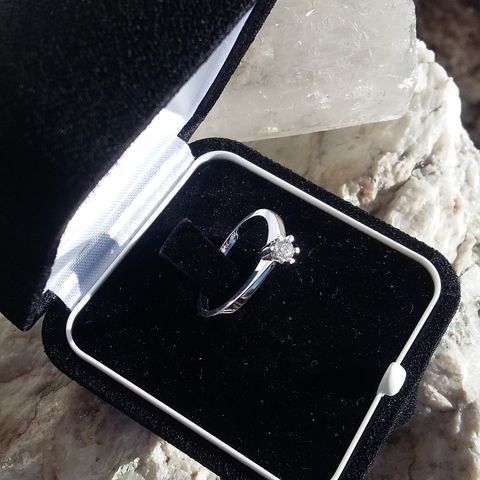 Ring 585 hvitt gull m / diamant 0, 18 ct