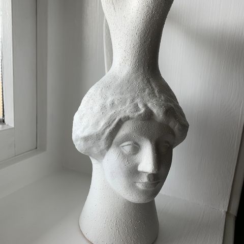 Vase og skulptur med ansikt