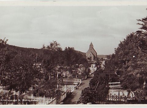 POSTKORT KRISTIANSUND Kirkegården med kapellet i bakgrunnen ca 1930