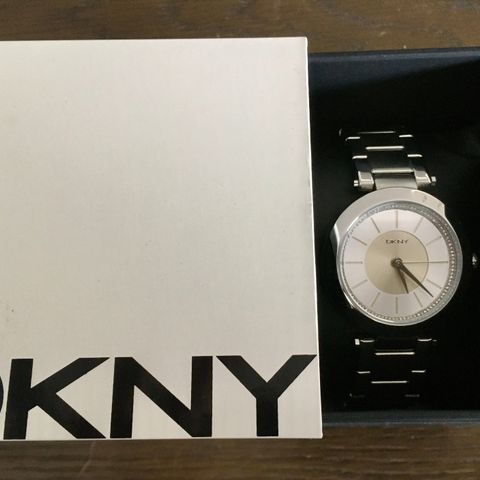 Dameklokke fra DKNY