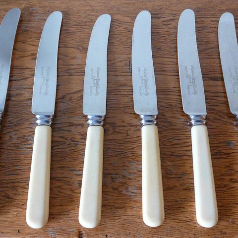 12 vintage kniver fra Helle Norge til salgs.