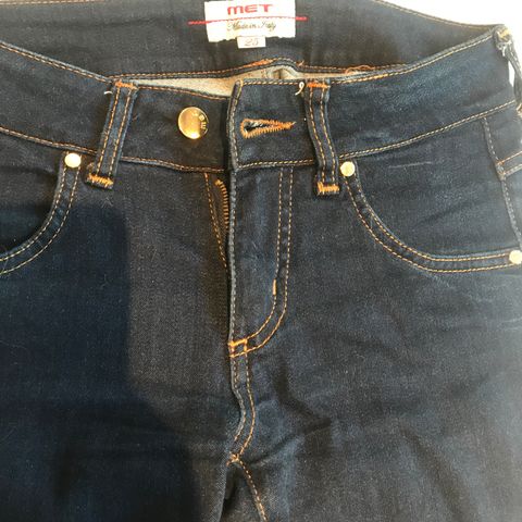 Håndlagde mørke blå jeans fra italienske Met