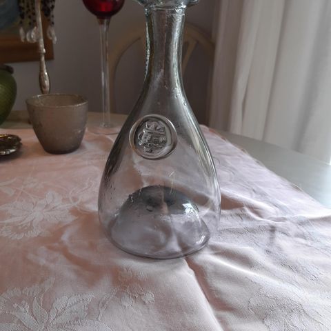 Vinkaraffel i pressglass.