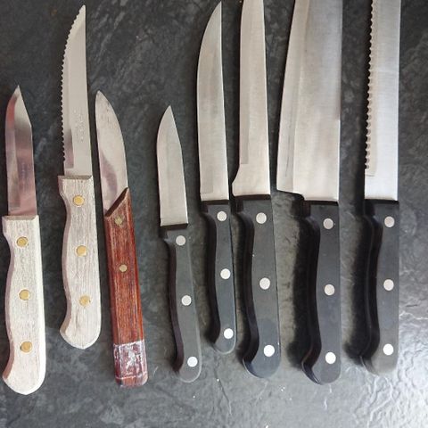 Selger 8 kniver samlet.