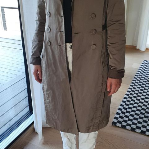 Flott trenchcoat fra Patrizia Pepe, knapt brukt