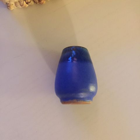 Liten blå vase i Keramikk til f. Eks settekasse (hentes/sendes)