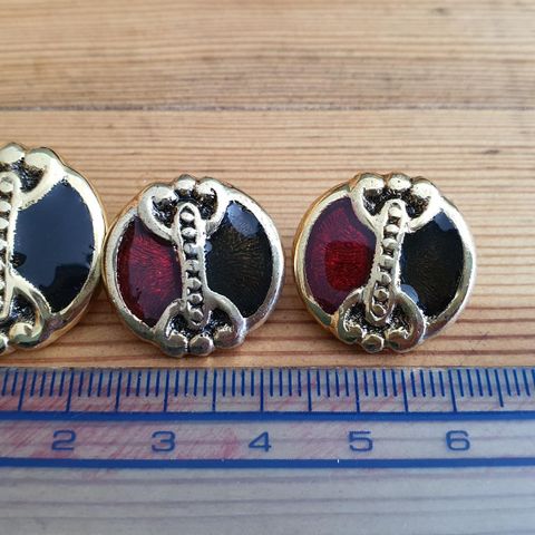 3 stykk 20 og 22 mm vintage-knapper fra bestemors samling
