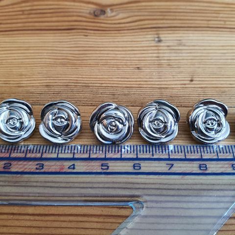 Seks stykk 12 mm vintage-knapper fra bestemors samling - blank rose