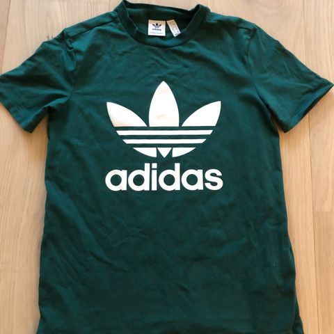 T-skjorte fra Adidasi