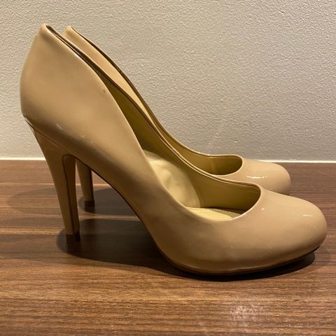 Nude lakkpumps fra Aldo, brukt en gang!