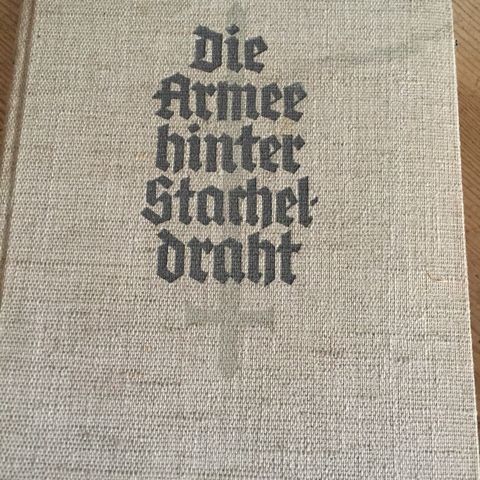 Die Armee hinter Stacheldraht