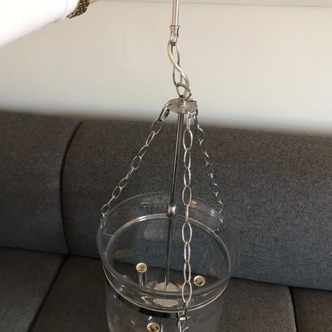 Klassisk taklampe med glasskuppel og kjede/ring i krom