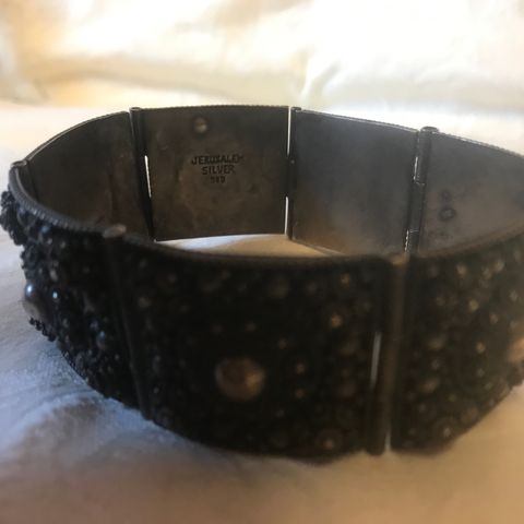 Fint gammelt armbånd i mørkt sølv 985.  21 cm. langt. Veier 65 gr.