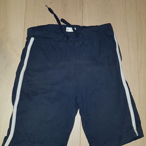 Shorts til gutt str 122, kr 40