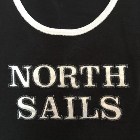 North Sails sommerkjole, sort med hvite detaljer, str 164, selges.