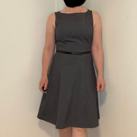 Kjole fra H&M str 40 (liten i str) grå