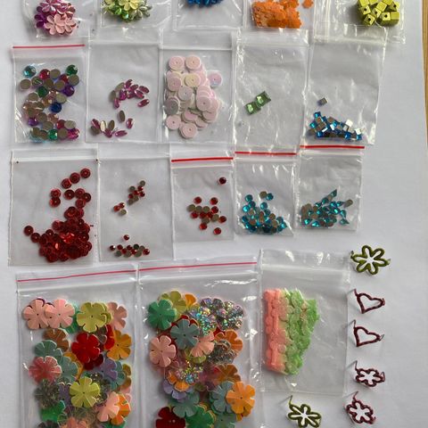 20 poser med scrapbooking pynt blomster perler hjerter mm.