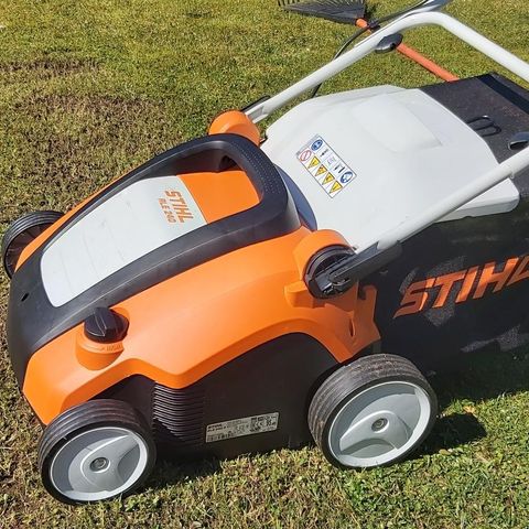 STIHL mosefjerner/plenlufter/vertikalskjærer til leie!