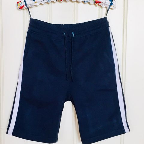 Ny, blå shorts / kortbukse 7 år - seilerstil - med stjerner