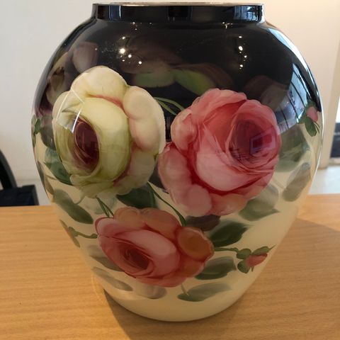 Vakker porselensvase med roser, 28cm høy, og 26cm bred.