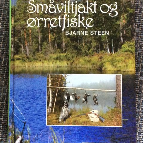 1 fin bok «SMÅVILTJAKT OG ØRRETFISKE»H. 24,5 cm, B. 17,5 cm. Som Ny!