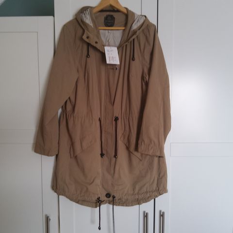 Ny Beige parkas /ytterjakke