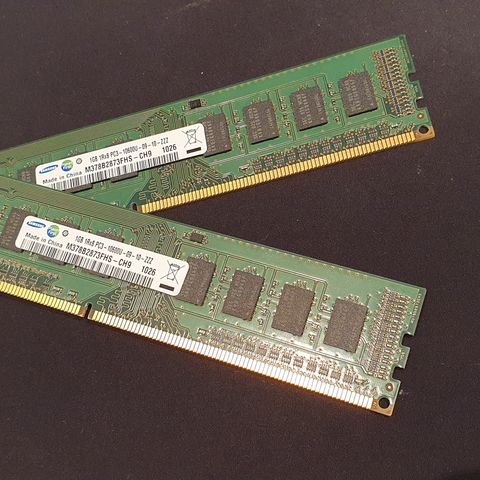 2 stk. Samsung 1GB 1Rx8 PC3-10600U-09-10 (DDR3 RAM)