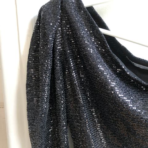 Superkul one- shoulder kjole fra Zara! Aldri brukt- helt ny!!