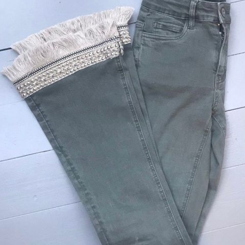 Nydelig Kaki farget Floyd jeans med frynser og brodert kant  str S