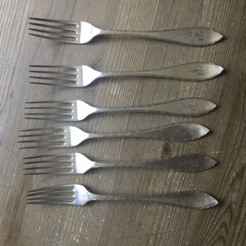 Sjarmerende, eldre gafler i sølvplett