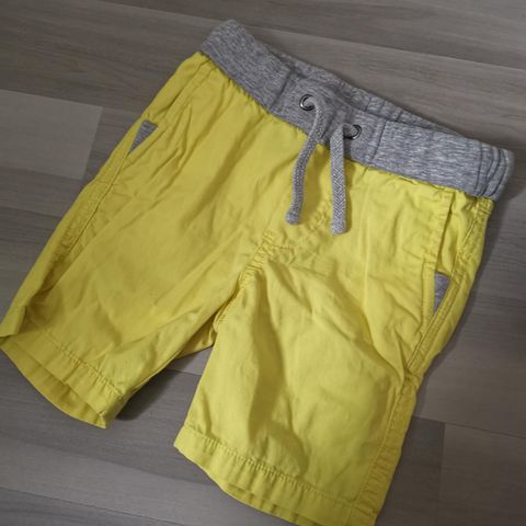 Gule shorts fra H&M til gutt i str 98