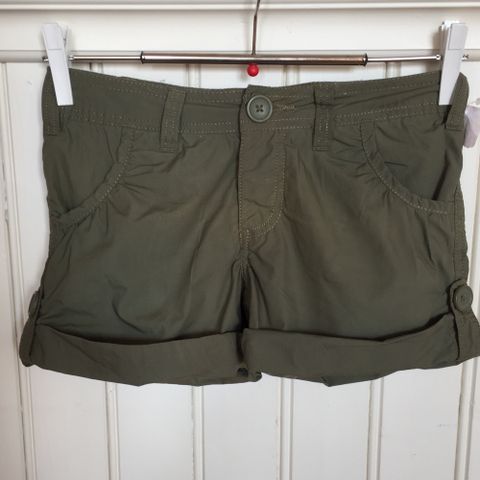 Ny camo grønn shorts med flekk - 10 år - selges billig!!