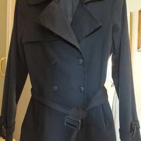 Mørkeblå trenchcoat / lang jakke med belte.