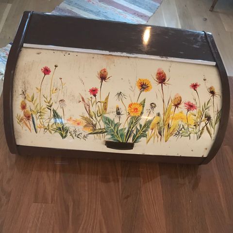 Gammel/retro, metall brødboks m/blomster på