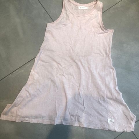 Enkel og behagelig sommer kjole i lys rosa til jente str 134/140
