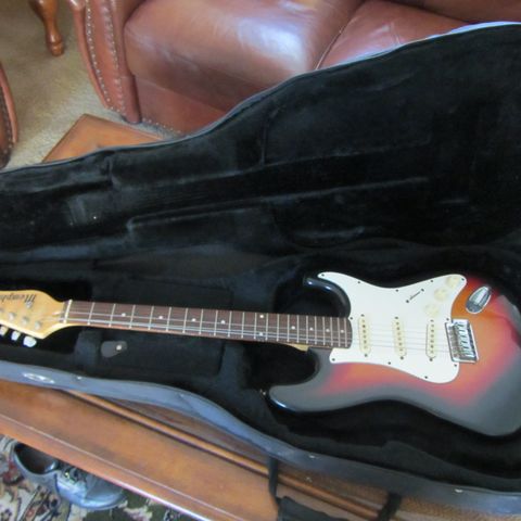 MEMPHIS VINTAGE 102 102S STRATOCASTER ELECTRIC GUITAR With CASE