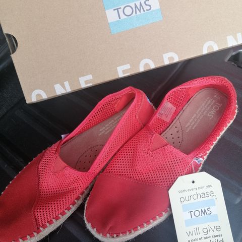 Helt ny! TOMS seasonal Classic 300,- med frakt