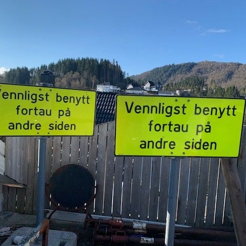 SKILT ( Fortau Stengt  )