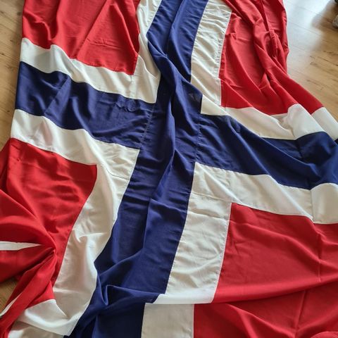 Norsk flagg 3,30 m x 2,40 m (veldig lite brukt)