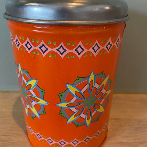 Retro kaffeboks i knall orange