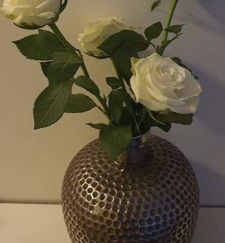 Flott klassisk vase selges, høyde: 25 cm , diameter: ca 20 cm