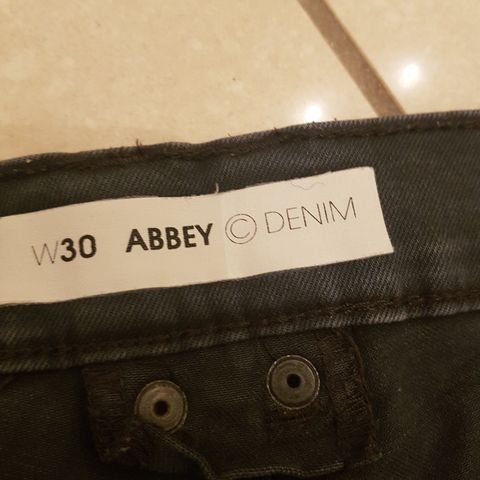 Grå flott jeans dtr M fra ABBEY kr 100