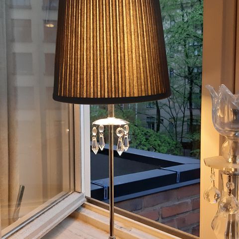 Klassiske design lampe med sort skjerm og pære