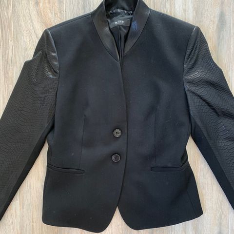 Elegant sort blazer fra Sand str 38 med krokodille skinn på ermene