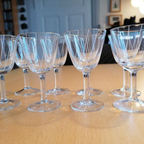 8 tynne vintage glass med slepne striper og gullkant