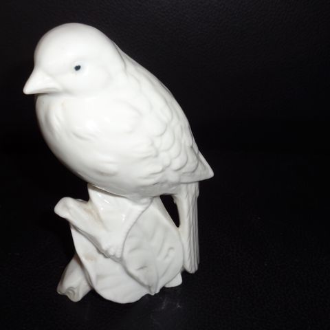 Pen fugl av porselen