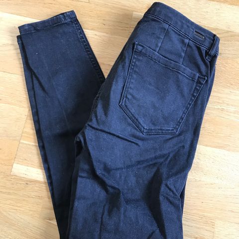 Sort jeans str 26/36 ca 12-14 år